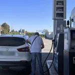Carburanti, tutti generosi all’improvviso: Eni, IP e Q8 e quello sconto che fa nascere qualche domanda