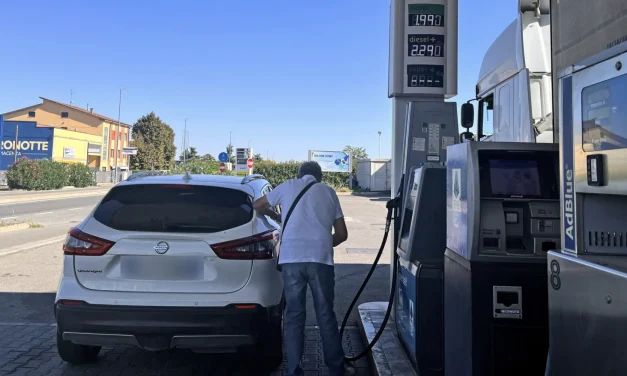 Carburanti, tutti generosi all’improvviso: Eni, IP e Q8 e quello sconto che fa nascere qualche domanda