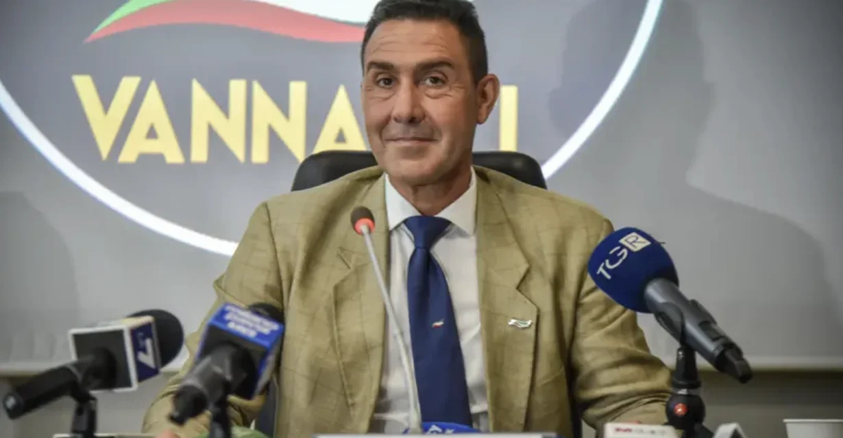 Vannacci e il futuro con la retromarcia