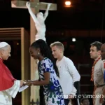 Leone XIV allo Stade de France: «Voi siete i santi di Francia». Evita, tendi, combatti: la sfida ai giovani