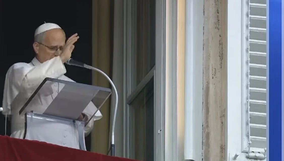 Leone XIV torna all’Angelus: la fragilità del Papa e la continuità con Francesco