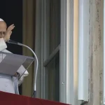 Leone XIV torna all’Angelus: la fragilità del Papa e la continuità con Francesco