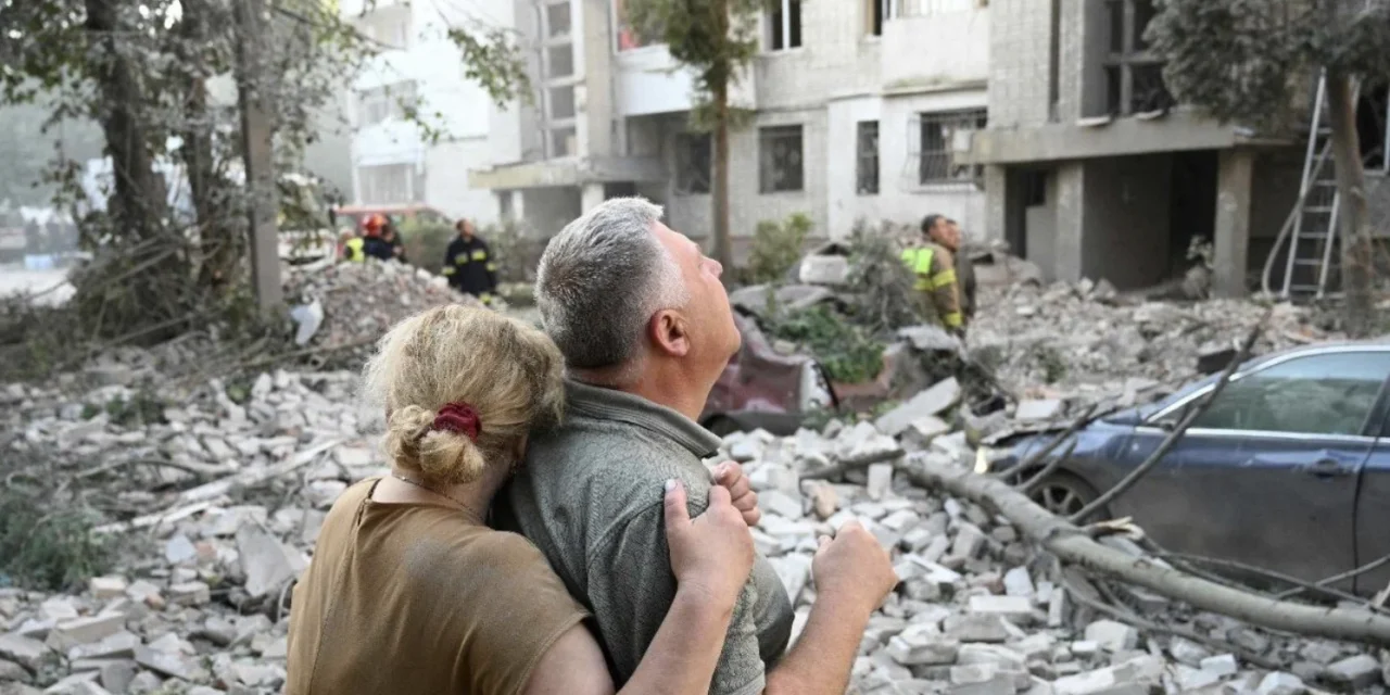 Raid russi su Kiev: il buio sulle città e l’illusione della pace annunciata