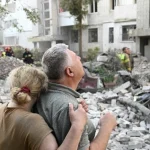 Raid russi su Kiev: il buio sulle città e l’illusione della pace annunciata