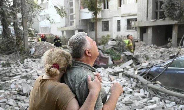 Raid russi su Kiev: il buio sulle città e l’illusione della pace annunciata
