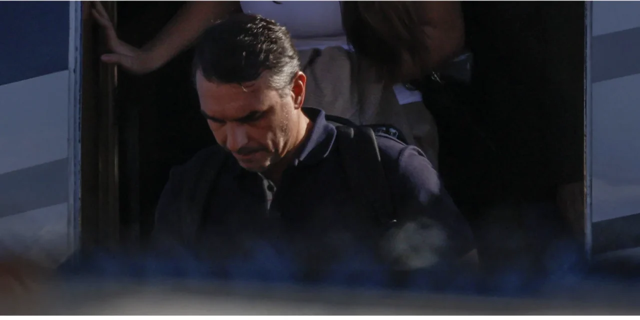 Flávio Bolsonaro in Florida: la fuga dopo la sconfitta e l’inchiesta sui fondi del film su Jair