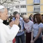 Leone XIV lascia il Gemelli: la tregua per Oleshky e il dono di Varvara, il ministero che si fa pane spezzato