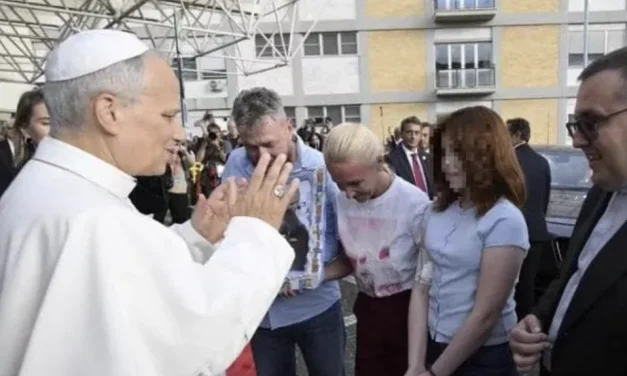Leone XIV lascia il Gemelli: la tregua per Oleshky e il dono di Varvara, il ministero che si fa pane spezzato