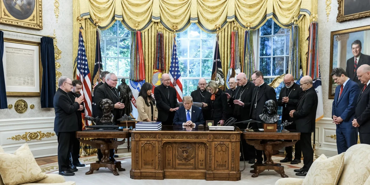Trump e i dodici vescovi alla Casa Bianca: quando la preghiera diventa propaganda politica