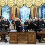 Trump e i dodici vescovi alla Casa Bianca: quando la preghiera diventa propaganda politica
