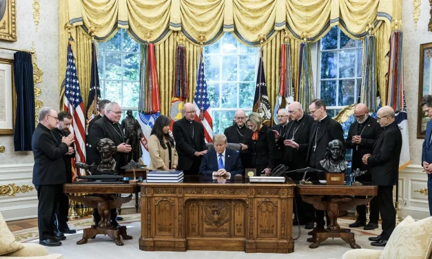 Trump e i dodici vescovi alla Casa Bianca: quando la preghiera diventa propaganda politica