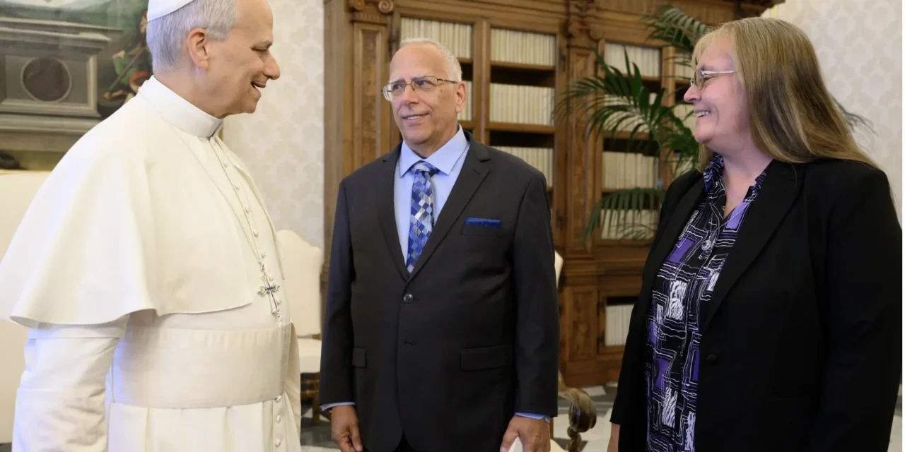 Leone XIV, il Papa che si lascia curare e il fratello che gli telefona