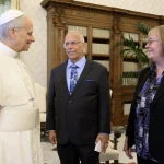 Leone XIV, il Papa che si lascia curare e il fratello che gli telefona