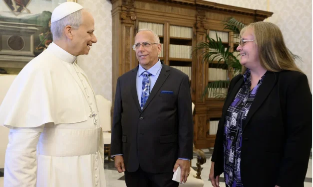 Leone XIV, il Papa che si lascia curare e il fratello che gli telefona