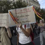 Francia, studenti in piazza: Trump accusa l’Islam, ma la scuola chiede risposte