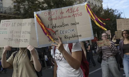 Francia, studenti in piazza: Trump accusa l’Islam, ma la scuola chiede risposte