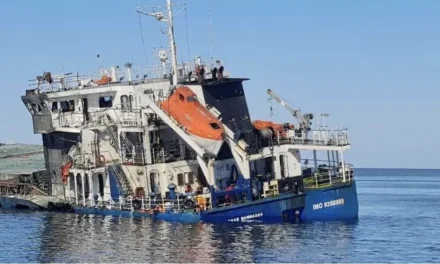 Mar Nero, mercantili colpiti e marinai dispersi: la guerra assedia le rotte del pane